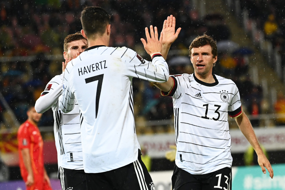 Jubel über den ersten Treffer: Thomas Müller (r.) und Timo Werner (l.) gratulieren Torschütze Kai Havertz.