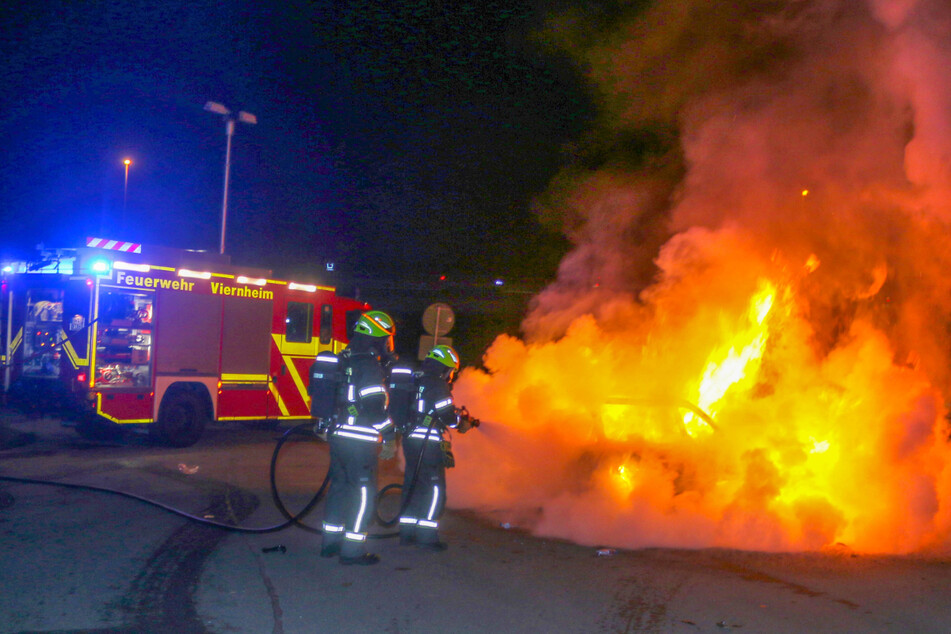 Als die Einsatzkräfte eintrafen, stand der Wagen bereits lichterloh in Flammen.