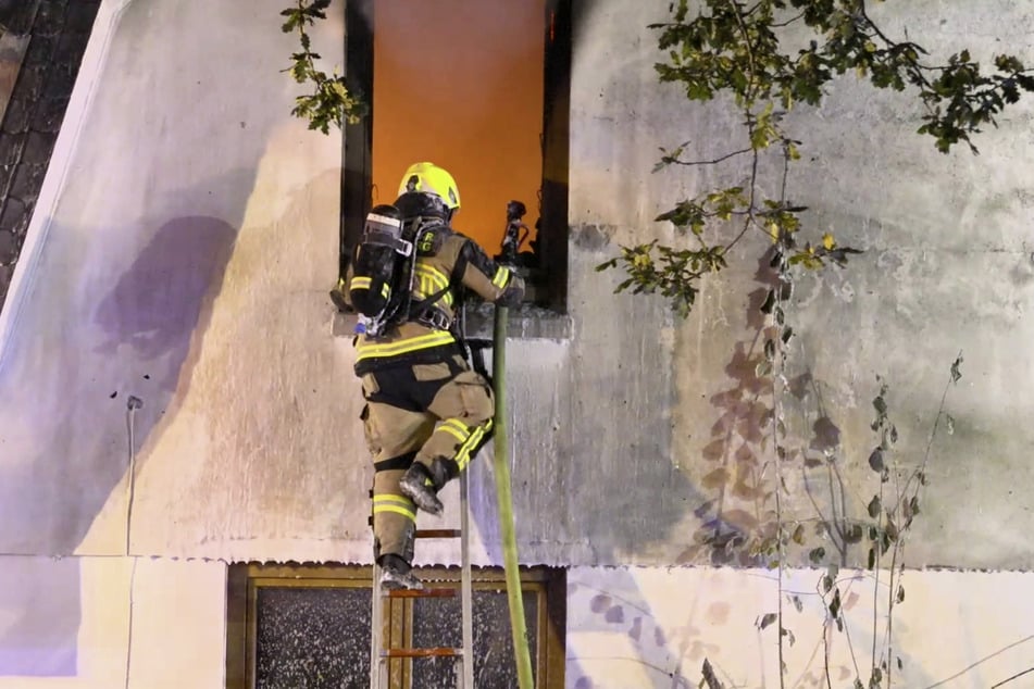 Die Retter konnten aufgrund der Brandausbreitung nur noch von außen löschen.