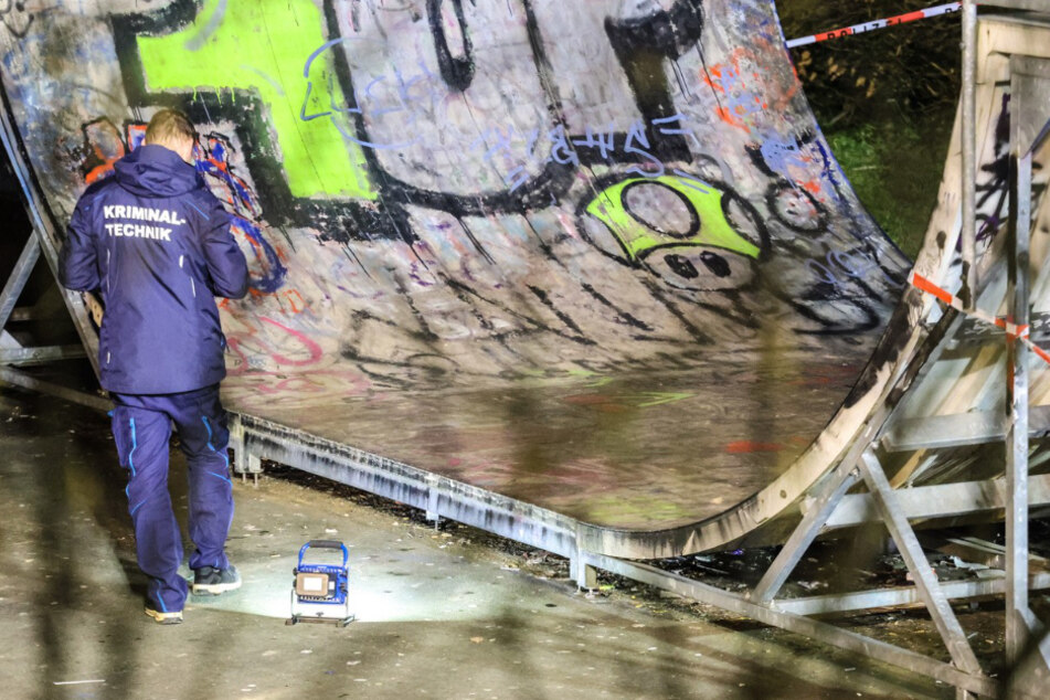 Ein Ermittler inspiziert eine Halfpipe des betroffenen Skateparks.
