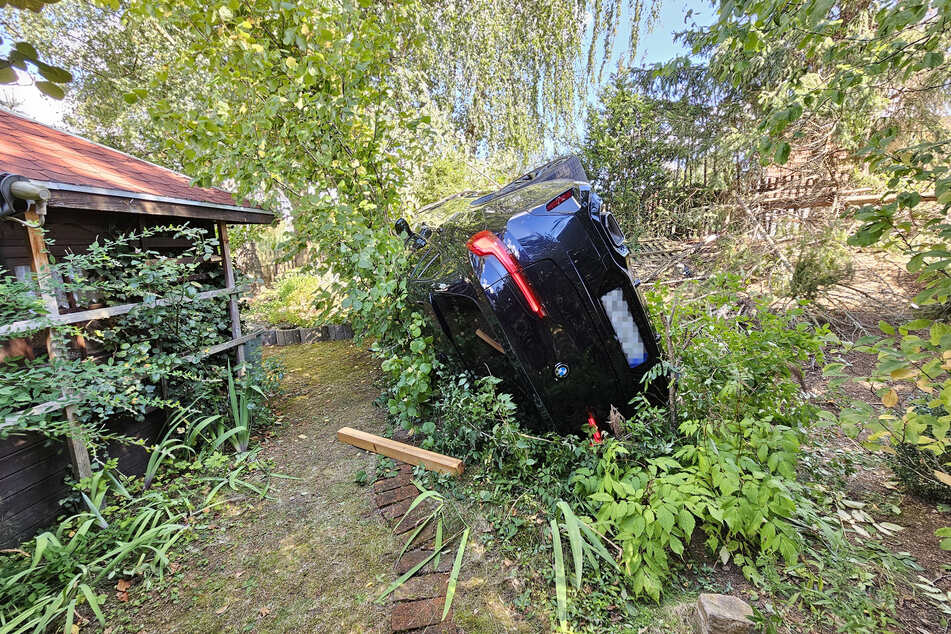 Ein BMW krachte am heutigen Mittwoch in ein Grundstück in Zwickau.