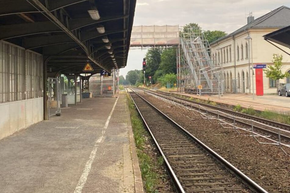 Am Bahnhof Bischofswerda kommt es derzeit wegen einer nicht nutzbaren Behelfsbrücke zu massiven Einschränkungen.