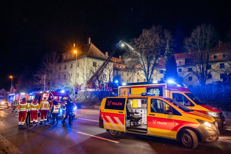 Während die Feuerwehr den Brand unter Kontrolle brachte, kümmerte sich der Rettungsdienst um die betroffenen Anwohner.