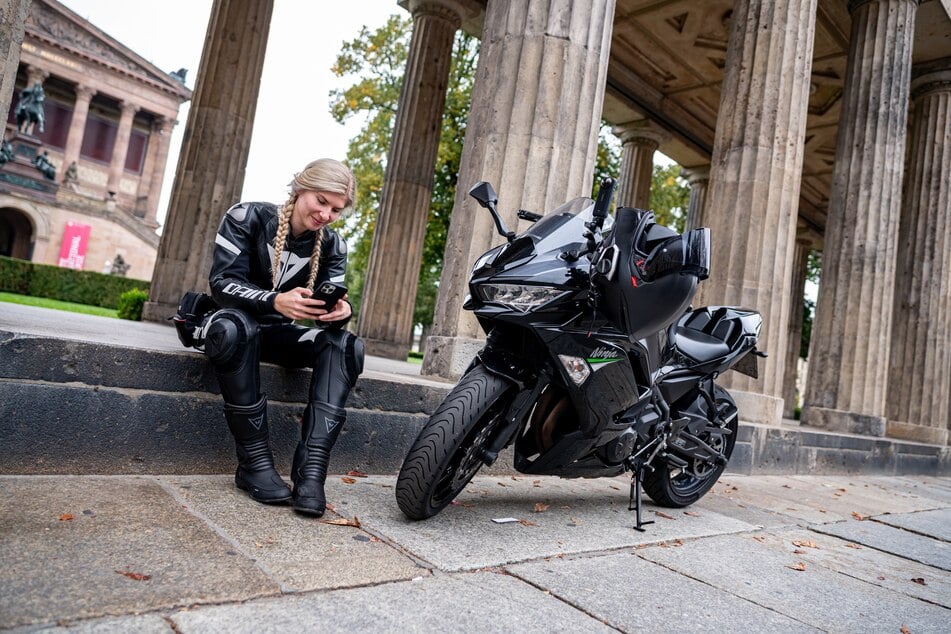 Die 28-jährige Potsdamerin filmt ihren Arbeitsweg nach und von Berlin vom Motorrad aus.