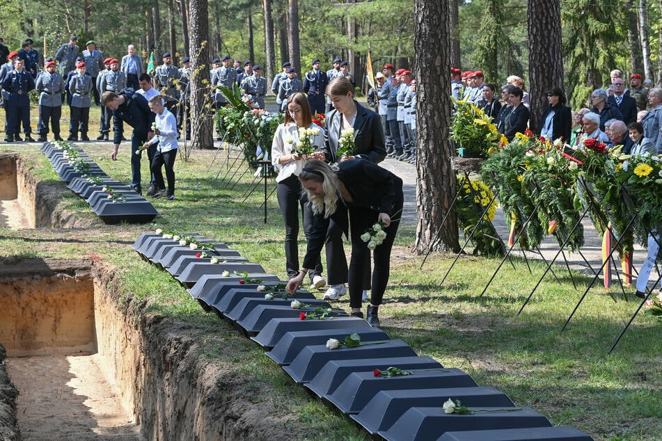 Die kleinen Särge mit den sterblichen Überresten deutscher Soldaten werden 77 Jahre nach Ende des Zweiten Weltkrieges auf dem Waldfriedhof eingebettet.