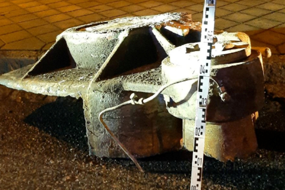 800-Kilo-Metallteil blockiert Fahrbahn in Meißen: Polizei sucht Zeugen
