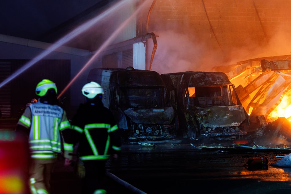 Der bereits zerstörte Teil der Halle wurde unter anderen als Garage für Großfahrzeuge genutzt. Diese wurden ebenfalls durch die Flammen zerstört.