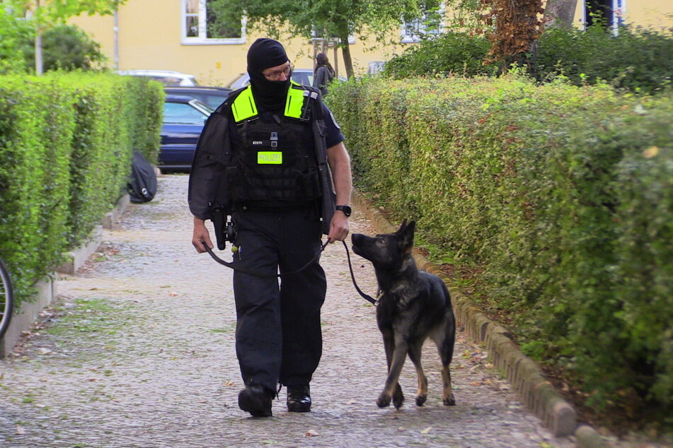In Berlin war die Polizei auch mit Spürhunden unterwegs.