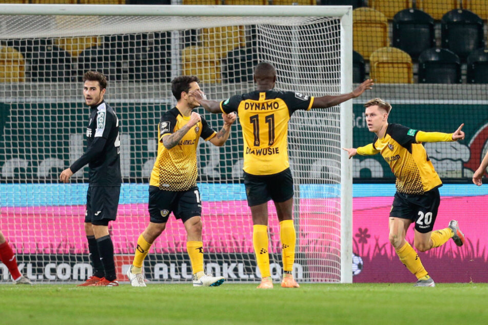 Julius Kade (rechts) freut sich nach seinem tollen Seitfallzieher-Treffer gegen den SC Verl. Jetzt hofft er, mit Hilfe der Dynamo-Fans gute Chancen bei der ARD-Wahl zum "Tor des Monats Dezember" zu haben.