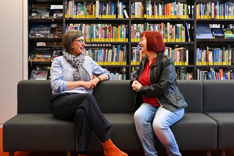 Bestseller-Königin Sabine Ebert (65, r.) im Gespräch mit Direktorin Marit Kunis (50). Die Autorin nutzte die Gelegenheit und spendete der Bibliothek eine polnische Ausgabe ihres Werkes "Schwert und Krone".