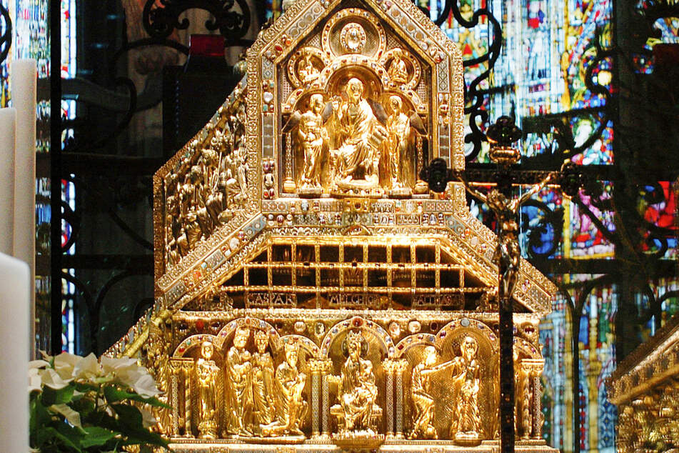 Das Ziel der Pilgerinnen und Pilger ist der goldene "Dreikönigenschrein" im Inneren des Doms, in dem die Gebeine der Heiligen Drei Könige aufbewahrt werden sollen. (Archivfoto)