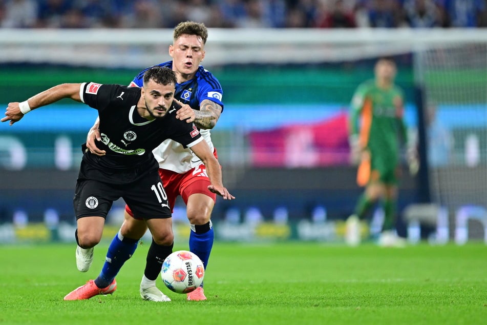 St. Paulis Danel Sinani (28, l.) rief im Stadtderby der Hinrunde eine ordentliche Leistung ab.