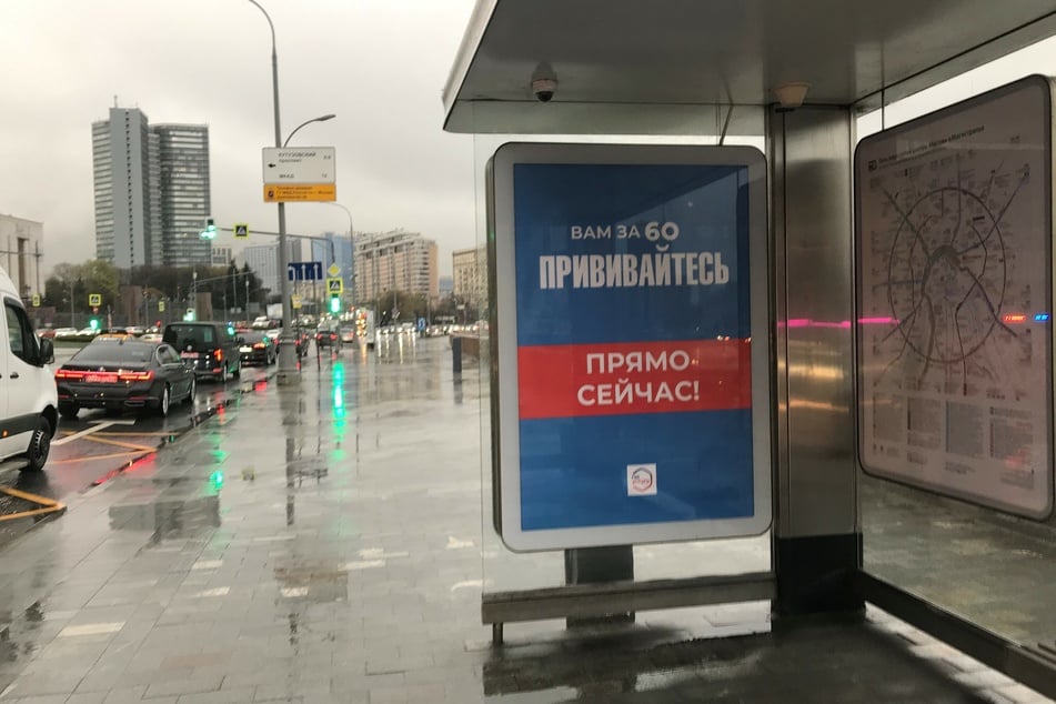 Moskau wirbt für Corona-Impfungen. An einer Bushaltestelle steht auf dem Plakat: "Wenn Sie über 60 sind, lassen Sie sich impfen. Gleich jetzt!".