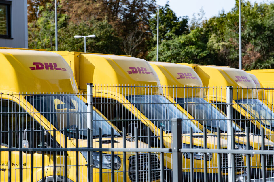 Wagen des Paket-Zustellers DHL stehen auf einem Gelände (Symbolbild).