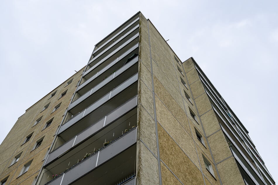 Das Kind stürzte in der elterlichen Wohnung vom Balkon. (Symbolfoto)