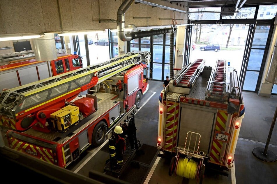 Die Münchner Feuerwehr rückte mit zahlreichen Kräften aus, um den Brand in der Tiefgarage zu löschen. (Symbolfoto)