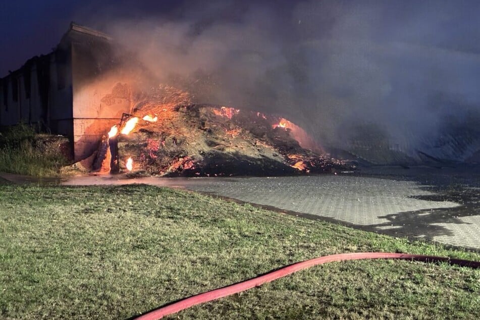 Wie es zu dem Feuer kommen konnte und wieso es sich so schnell ausgebreitet hat, untersucht jetzt die Polizei.