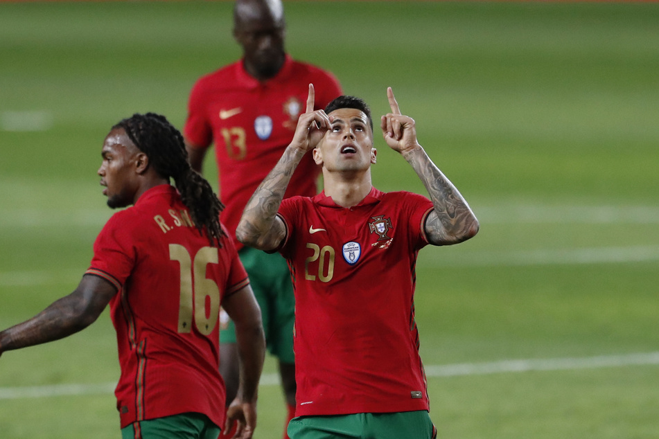 Der portugiesische Verteidiger João Cancelo (27, r.) ist positiv auf das Coronavirus getestet worden.