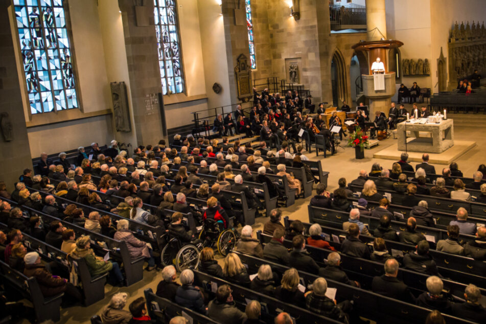 Frank Otfried July, Landesbischof der Evangelischen Landeskirche in Württemberg, hält bei einem Weihnachtsgottesdienst in der Evangelischen Stiftskirche in Stuttgart die Predigt.