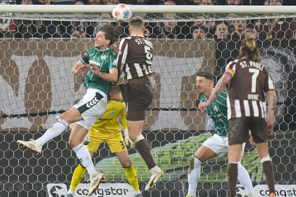 Wahl setzte sich in der Luft durch und köpfte zum 1:0 für St. Pauli ein.