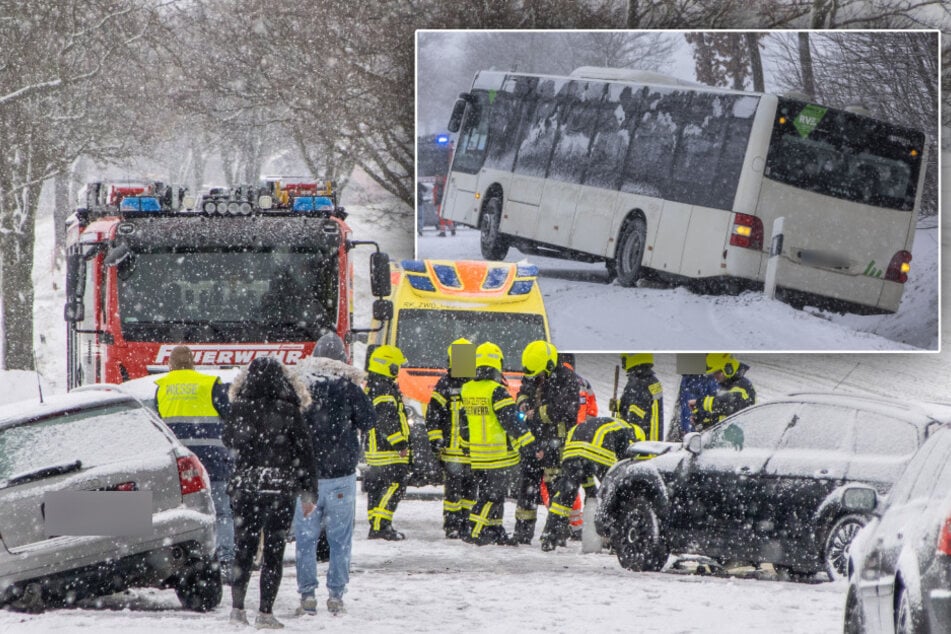 Winter-Chaos im Erzgebirge: Bus schlittert von der Straße, Autos krachen zusammen
