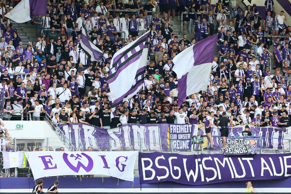 Volksfest-Stimmung im Aue-Stadion: Die Fans sahen eine torfreudige Partie.