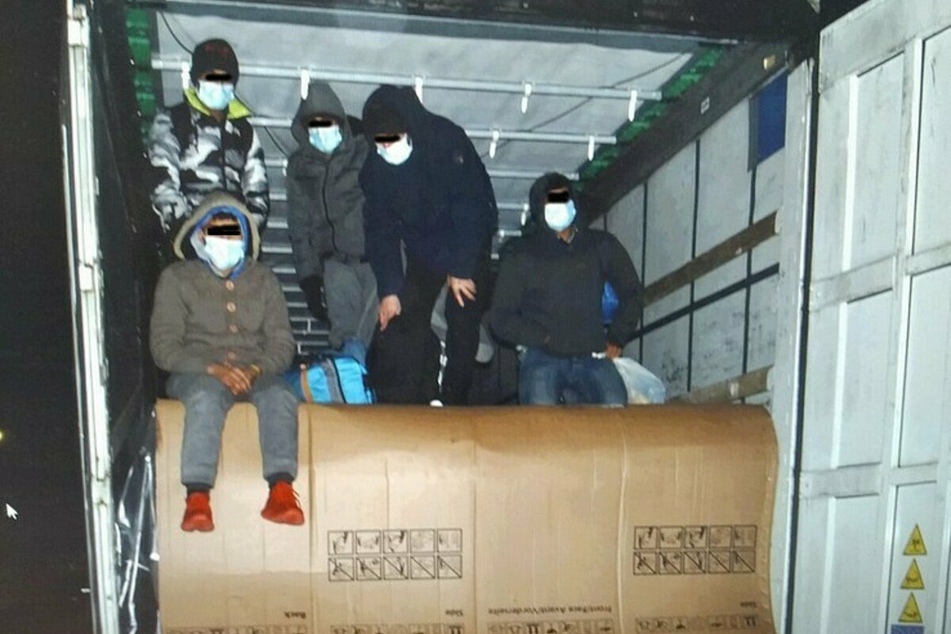 Diese fünf Männer wurden Mitte Dezember auf einer Ladefläche entdeckt.