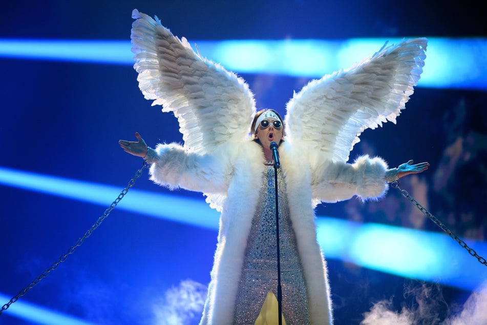 Ja, ein angeketteter Engel mit Sonnenbrille ist auch dabei: Norwegens Sänger TIX (28) performt "Fallen Angel".