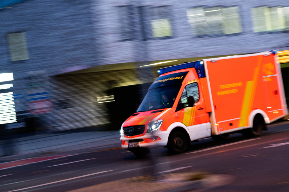 Fahrerin prallt gegen Baum: Für 18-Jährige kommt jede Hilfe zu spät
