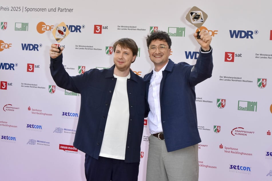 Jonathan Schoernig (34) und Johannes Filous (36) mit dem Grimme-Preis.
