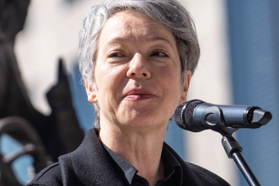 Ina Hartwig (61, SPD), Frankfurts Dezernentin für Kultur und Wissenschaft, freute sich über die Geburt der beiden kleinen Rostkatzen im Frankfurter Zoo.