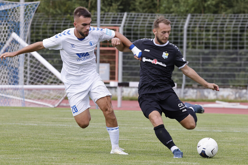 Emir Kuhinja und Jan Koch (r.) kämpften um den Ball.