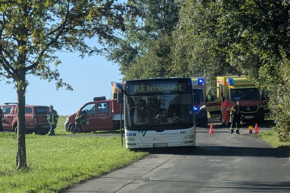 Im Erzgebirge ist am Dienstagmorgen bei einem Schulbus ein Reifen geplatzt. Zahlreiche Kinder mussten daraufhin ins Krankenhaus.