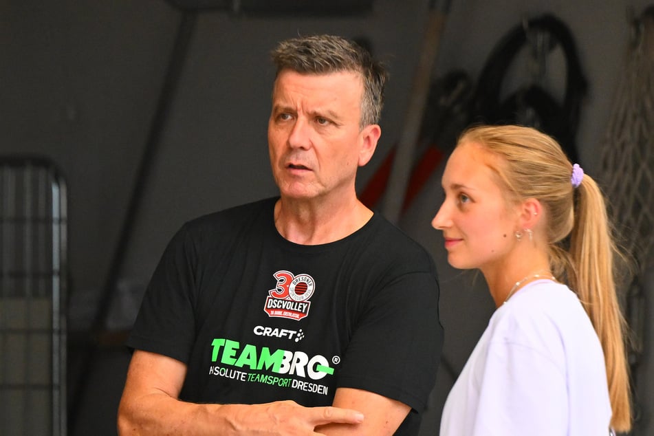 DSC-Coach Alexander Waibl (58) begrüßte beim Trainingsauftakt auch Patricia Nestler (25, r.), die vor der Abreise nach Wiesbaden in der Margon Arena vorbeischaute.