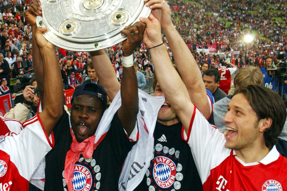 Bayern-Spieler Samuel Kuffour (l.) und der spätere Bayern-Trainer Niko Kovac (r.) halten 2003 im heimischen Olympiastadion die Meisterschale hoch. (Archivbild)