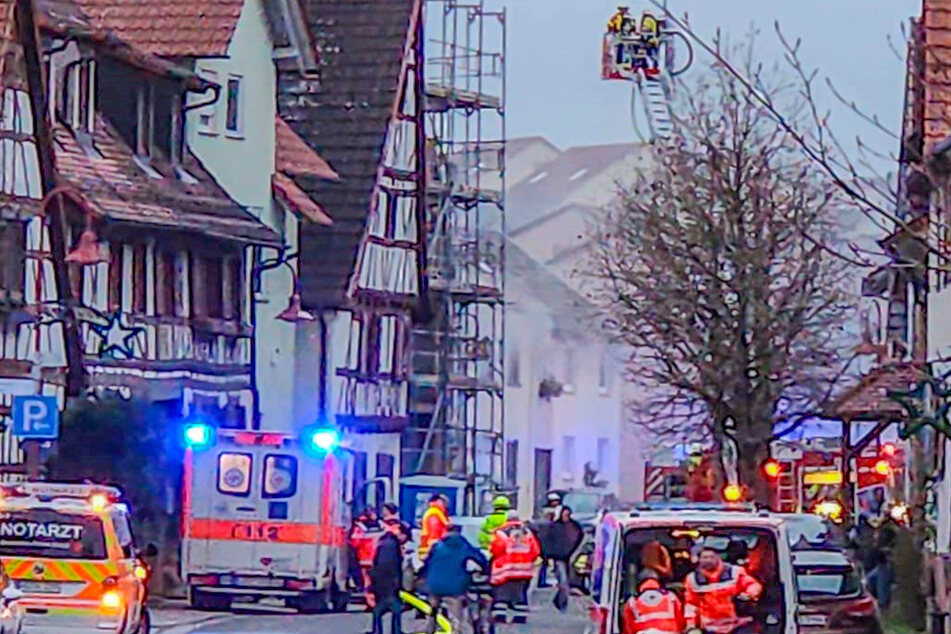 Wohnhaus in Flammen: Heftige Rauchwolke über Gemeinde!