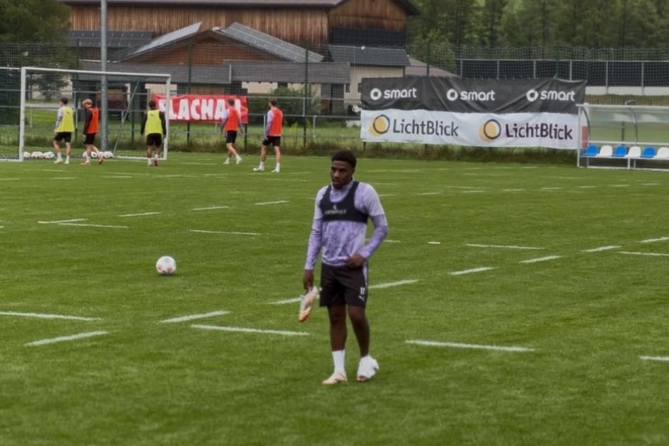 Dapo Afolayan (27) humpelt verletzt vom Platz.