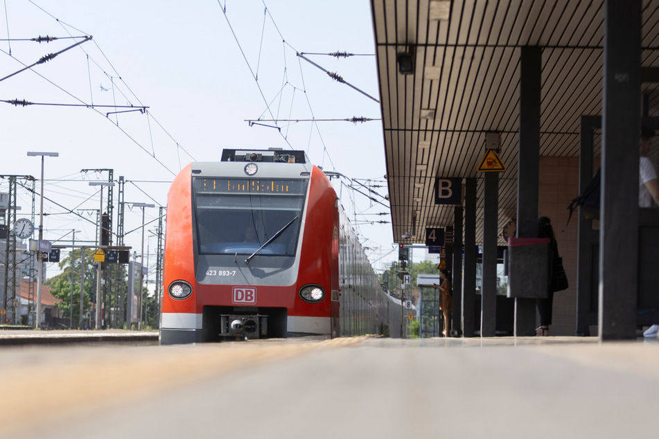 Am Bahnhof Frankfurt-Rödelheim kam es in der Nacht zum Freitag zu einem tödlichen Unfall, bei dem ein 28-jähriger Mann ums Leben kam. (Symbolbild)