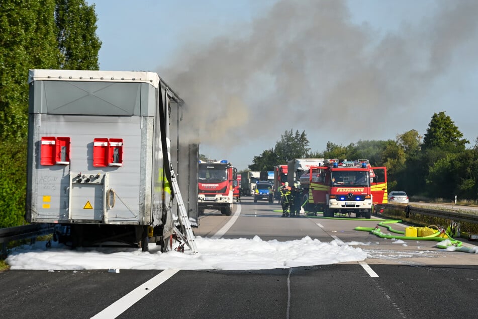 Wegen der Löscharbeiten ist die A14 Richtung Dresden gesperrt.