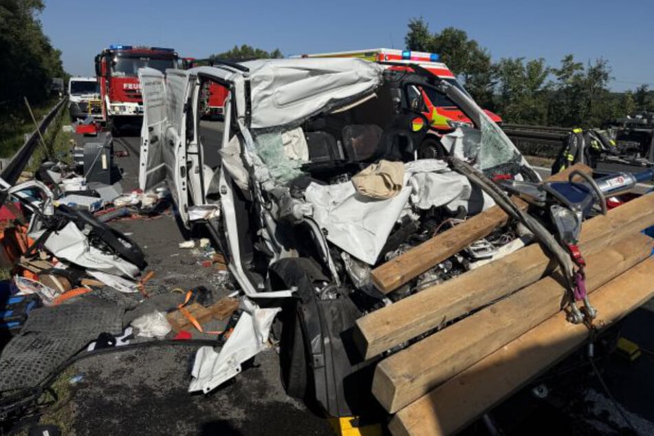 Ein 23 Jahre alter Transporterfahrer ist bei einem schweren Auffahrunfall lebensgefährlich verletzt worden.
