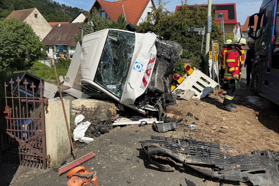 Das Baustellenfahrzeug wurde völlig zerstört. Auch ein Zaun und eine Gartenmauer nahmen beim Unfall Schaden.