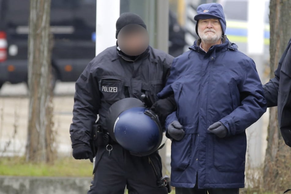 Alfred Schäfer (68, rechts) befindet sich vorerst in Polizeigewahrsam.