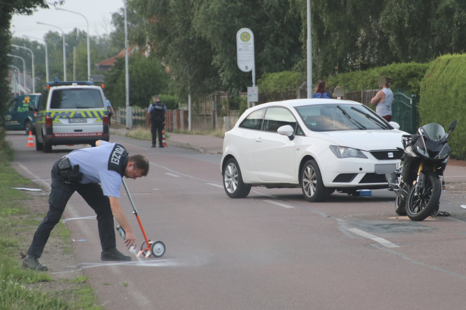 Ein Polizist bringt Markierungen auf der Dürrenberger Straße an. Hier ereignete sich am Samstagabend ein tödlicher Unfall.
