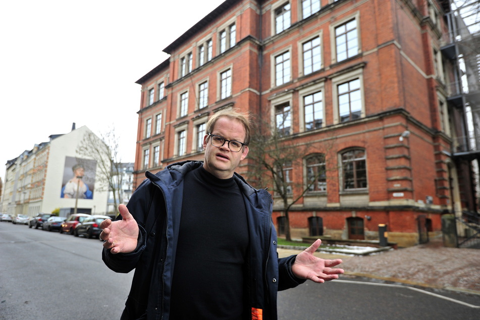 Jürgen Renz (49, SPD) steht vor der Unteren Luisenschule. Hier beträgt der Migrationsanteil fast 45 Prozent.