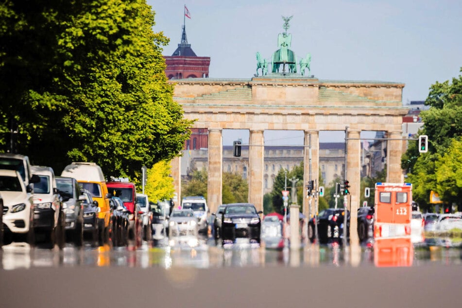 Flimmernde Luft über aufgeheiztem Asphalt ist in Berlin keine Seltenheit. (Archivfoto)