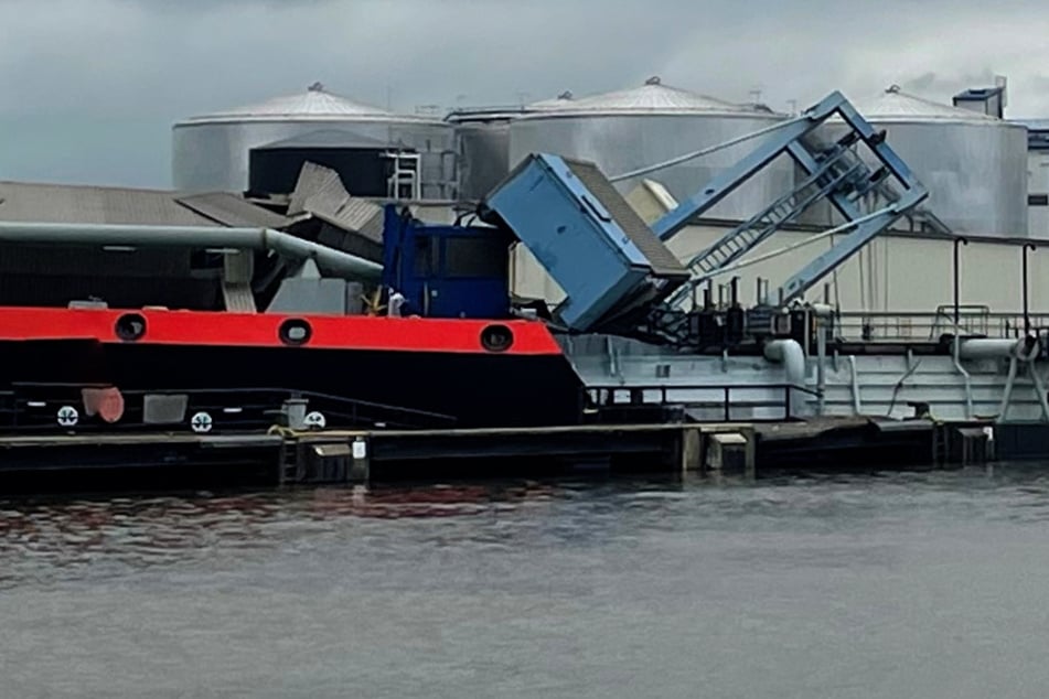 Das Baggerschiff riss einen Kran nieder.