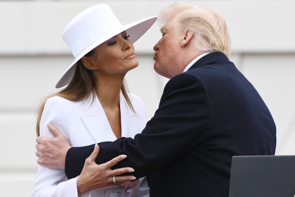 Donald Trump (r.), kissing his wife Melania Trump during a state arrival ceremony at the White House on April 24, 2018.