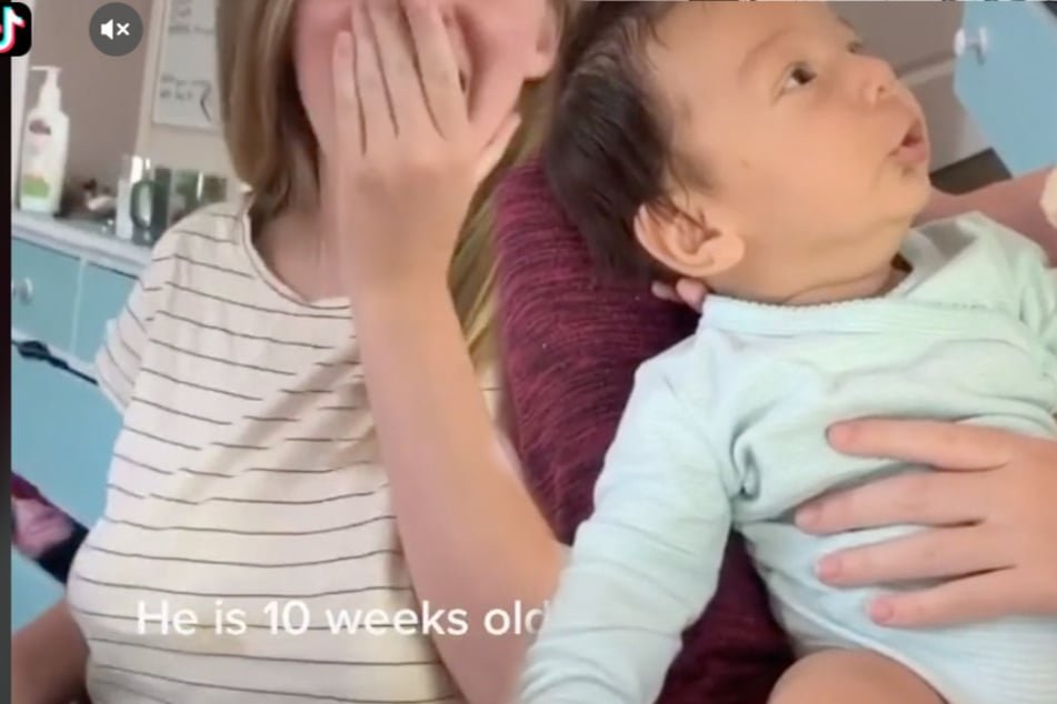 Baby verblüfft das Netz: Mama spricht mit ihrem 10 Wochen alten Sohn, dann antwortet er!