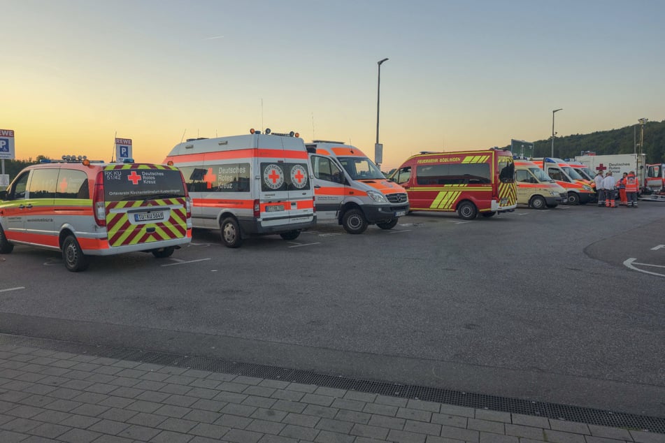 Ein Großaufgebot von Einsatzkräften sucht am Morgen nach dem vermissten Baby.