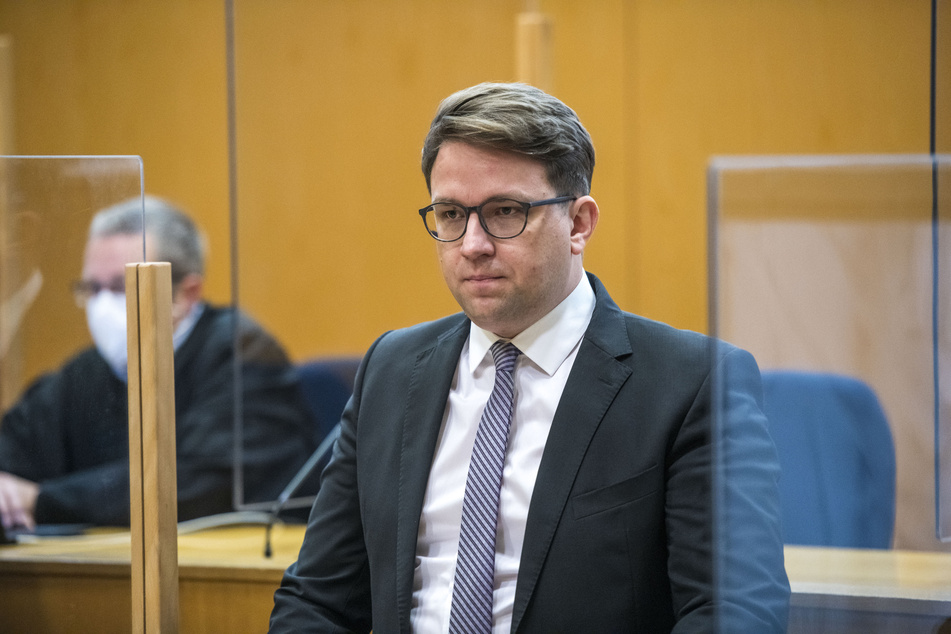 Der Sohn von Walter Lübcke, Christoph Lübcke, wartet auf den Beginn einer weiteren Sitzung des Prozesses gegen Stephan Ernst vor dem Oberlandesgericht in Frankfurt am Main.